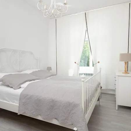Z Parkingiem Tylko 8 Minut Spaceru Od Morza By Renters * סופוט